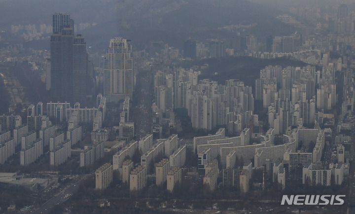 [서울=뉴시스] 정병혁 기자 = 5일 오후 서울 송파구 롯데월드타워 전망대 서울스카이에서 서울 도심 아파트가 보이고 있다. 재건축 안전진단 관련 규제가 대폭 완화된다. 구조안전성 점수의 비중이 전체의 50%에서 30%로 낮아지고 주거환경, 설비노후도 점수 비중은 높아진다. 국토교통부는 지난해 12월 발표한 '재건축 안전진단 합리화방안'의 후속 조치로 오는 5일부터 '주택 재건축 안전진단 기준', '도시·주거환경 정비계획 수립지침'을 개정·시행한다고 밝혔다. 2023.01.05. jhope@newsis.com