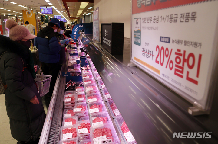 [서울=뉴시스] 고승민 기자 = 정부가 설 명절을 앞두고 물가안정을 위해 농축수산물 할인쿠폰을 제공한 것으로 알려진 지난 5일 서울의 한 대형마트에서 시민이 할인지원을 받는 한우를 고르고 있다. 이마트는 지난 5일부터 한우 등심·안심, 딸기, 바다장어, 국산 새우 등에 할인쿠폰을 적용하고 자체 할인까지 더한다. 홈플러스와 롯데마트는 정부 발표 이후 논의중에 있다. 2023.01.05. kkssmm99@newsis.com