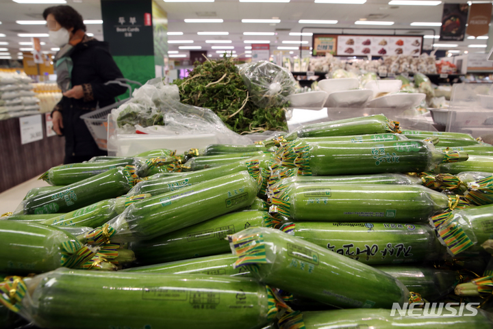 채소류 출하량 증가로 하락세를 보이고 있는 가운데 23일 광주 서구 양동시장 소매가격 기준 애호박(1개)은 1430원으로 2주 전보다 31.9% 하락하며 큰 폭의 내림세를 보였다. (사진=뉴시스 DB)