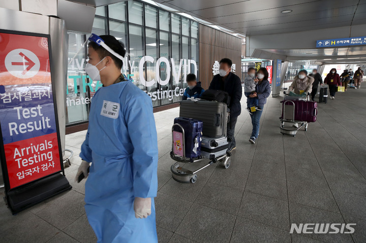 [인천공항=뉴시스] 조성우 기자 = 지난 5일 오후 인천국제공항 제1여객터미널에서 검역 지원 육군 장병들이 중국발 입국자들을 검사센터로 안내하고 있다. 2023.01.05. xconfind@newsis.com