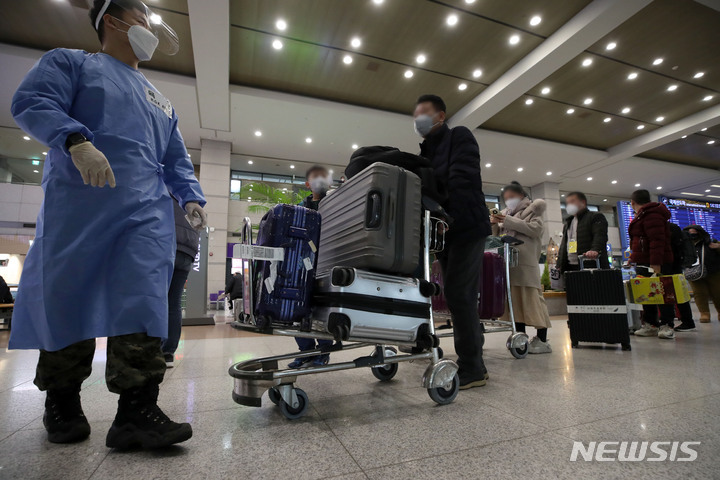 [인천공항=뉴시스] 조성우 기자 = 지난 5일 오후 인천국제공항 제1여객터미널에서 검역 지원 육군 장병들이 중국발 입국자들을 검사센터로 안내하고 있다. 2023.01.05. xconfind@newsis.com