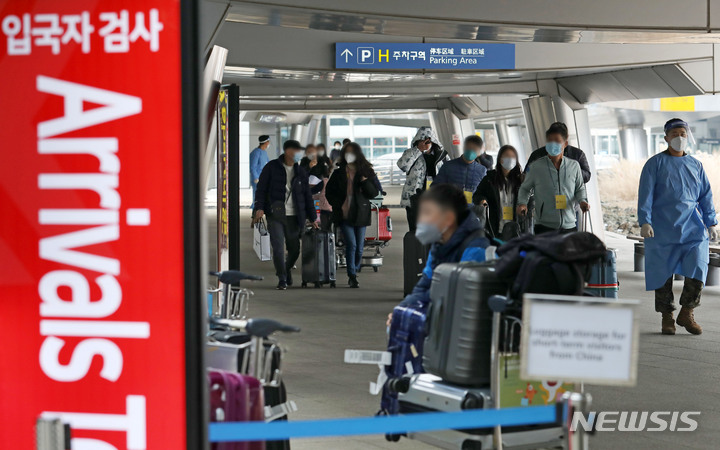 [인천공항=뉴시스] 조성우 기자 = 중국에서 국내로 들어오는 입국자들의 코로나19 음성 확인서 제출이 의무화된 5일 오후 인천국제공항 제1여객터미널에서 검역 지원 육군 장병들이 중국발 입국자들을 검사센터로 안내하고 있다. 2023.01.05. xconfind@newsis.com