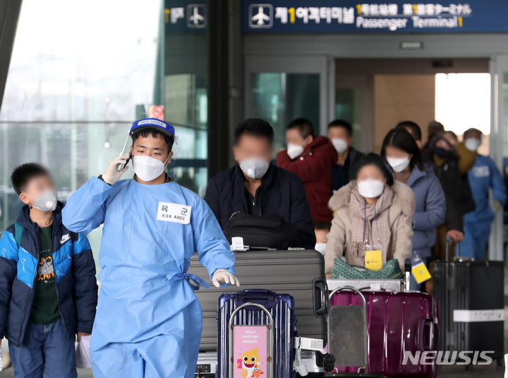 [인천공항=뉴시스] 조성우 기자 = 지난 5일 오후 인천국제공항 제1여객터미널에서 검역 지원 육군 장병들이 중국발 입국자들을 검사센터로 안내하고 있다. 2023.01.05. xconfind@newsis.com