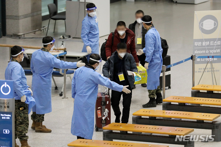 [인천공항=뉴시스] 조성우 기자 = 중국에서 국내로 들어오는 입국자들의 코로나19 음성 확인서 제출이 의무화된 지난 5일 오후 인천국제공항 제1여객터미널에서 검역 지원 육군 장병들이 중국발 입국자들을 대기장소로 안내하고 있다. 2023.01.06. xconfind@newsis.com