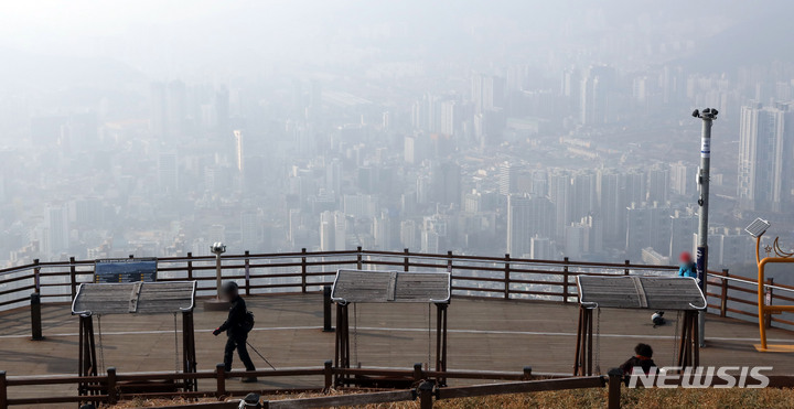 [부산=뉴시스] 하경민 기자 = 부산지역 미세먼지와 초미세먼지 농도 모두 '나쁨' 단계를 보인 5일 부산 황령산 봉수대 전망대에서 바라 본 도심의 고층건물이 형체를 알아보기 힘들 정도로 뿌옇게 변해 있다. 2023.01.05. yulnetphoto@newsis.com