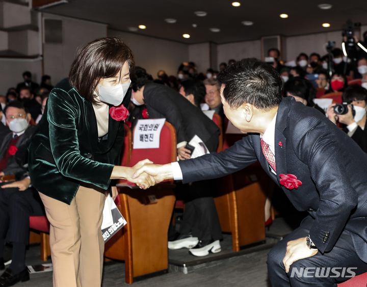 [서울=뉴시스] 김근수 기자 = 국민의힘 차기 당 대표 경선 유력 후보인 나경원 (왼쪽부터) 전 의원과 김기현 의원이 5일 오후 서울 송파구민회관에서 열린 국민의힘 송파을 신년인사회에서 서로 악수를 나누고 있다. 2023.01.05. ks@newsis.com