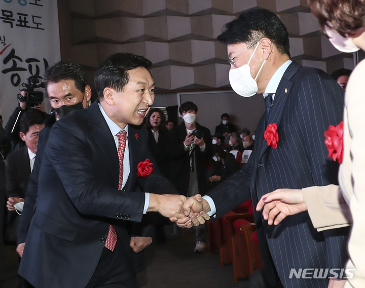 [서울=뉴시스] 김근수 기자 = 국민의힘 차기 당 대표 경선에 출마 선언한 김기현(왼쪽) 의원과 장제원 의원이 5일 오후 서울 송파구민회관에서 열린 국민의힘 송파을 신년인사회에서 서로 악수를 나누고 있다. 2023.01.05. ks@newsis.com