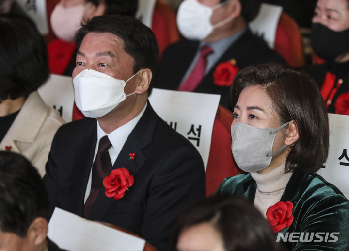 [서울=뉴시스] 김근수 기자 = 국민의힘 차기 당 대표 경선 유력 후보인 안철수(왼쪽) 의원과 나경원 전 의원이 지난 5일 오후 서울 송파구민회관에서 열린 국민의힘 송파을 신년인사회에 나란히 참석하고 있다. 2023.01.05. ks@newsis.com