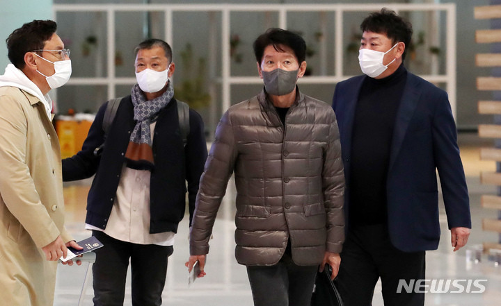 [인천공항=뉴시스] 조성우 기자 = 월드베이스볼클래식(WBC) 국가대표팀 이강철 감독, 진갑용 배터리 코치, 심재학 퀄리티 컨트롤(QC) 코치가 5일 오후 인천국제공항 제2여객터미널에서 첫 경기 상대인 호주 대표팀 주요 선수들을 살펴보기 위해 호주로 출국하고 있다. 2023.01.05. xconfind@newsis.com