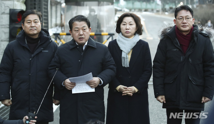 [서울=뉴시스] 전진환 기자 = 김병주 국회 국방위원회 더불어민주당 간사가 5일 오후 수도방위사령부 예하 방공진지를 찾아 무인기 대비태세 점검을 마치고 기자들에게 브리핑을 하고 있다. 왼쪽부터 더불어민주당 김영배, 김 간사, 송옥주 의원, 배진교 정의당 의원. (공동취재사진) 2023.01.05.  photo@newsis.com