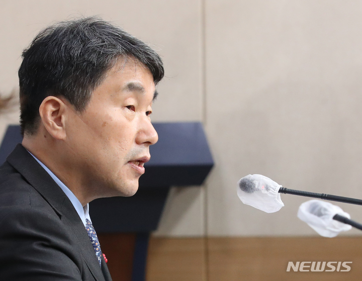 [서울=뉴시스] 김명원 기자 = 이주호(오른쪽) 사회부총리 겸 교육부 장관과 박보균 문화체육관광부 장관이 5일 서울 종로구 정부서울청사 별관에서 교육부·문화체육관광부 업무보고 합동 브리핑을 하고 있다. 2023.01.05. kmx1105@newsis.com