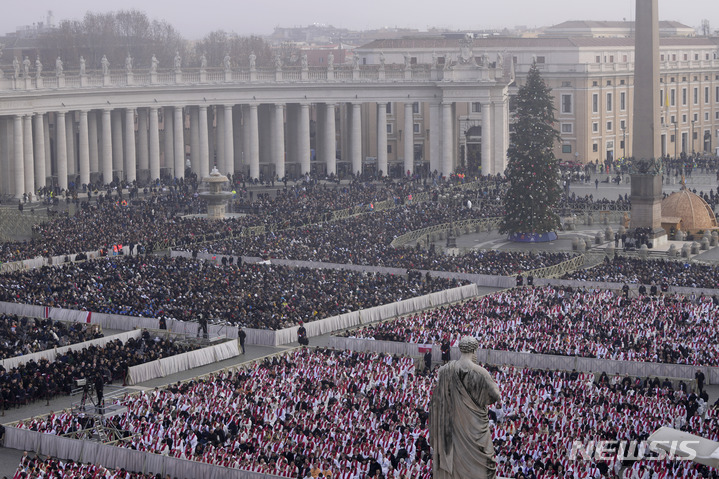 [바티칸시티=AP/뉴시스] 2023년 1월 5일(현지 시간) 바티칸시티 성 베드로 광장에서 거행된 고(故) 베네딕토 16세 명예 교황의 장례 미사. 2025.04.22.