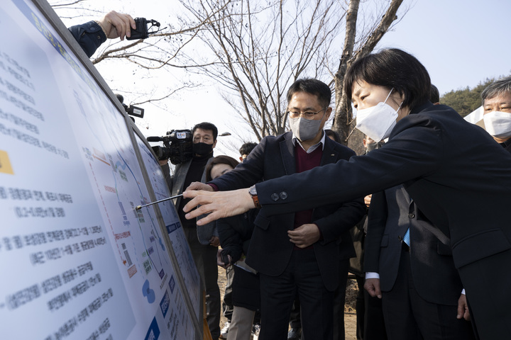 [서울=뉴시스] 권창회 기자 =  한화진 환경부장관이 지난 5일 오후 전남 광양시 수어댐을 방문해 댐 가뭄 상황을 살펴보고 있다. (사진= 환경부 제공) 2023.01.05. photo@newsis.com *재판매 및 DB 금지