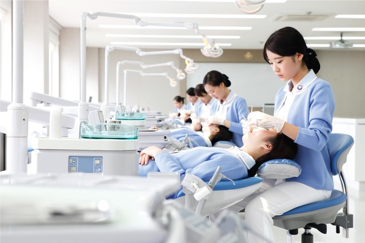 치위생학과 학생들이 실습을 하고 있다 (사진=경운대 제공) *재판매 및 DB 금지