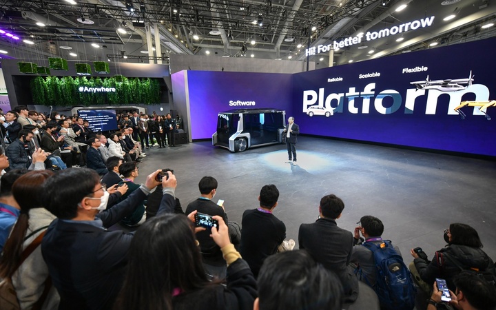 [라스베이거스=뉴시스] 현대모비스 조성환 사장이 CES2023에서 '모빌리티 플랫폼 프로바이더'로 도약한다는 '뉴 모비스' 비전을 발표하고 있다. (사진=현대모비스 제공) 2023.01.06 photo@newsis.com *재판매 및 DB 금지