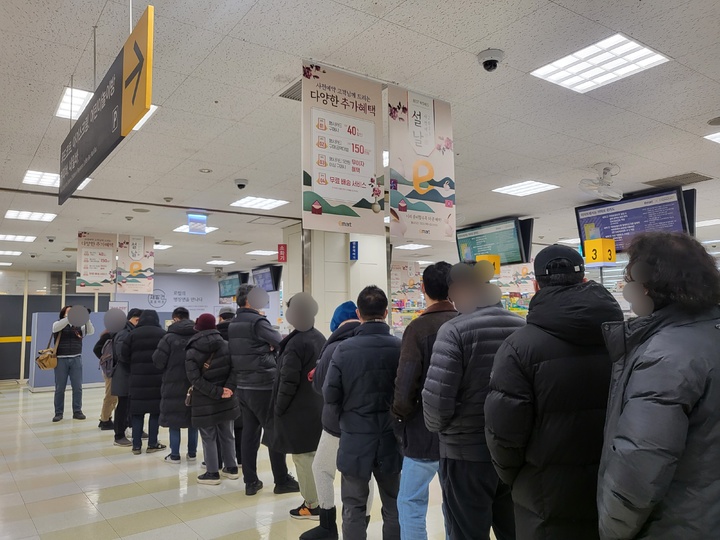 [서울=뉴시스] 박미선 기자=6일 오전 이마트 용산점이 오픈하기 전, 매장 입구에 위스키를 구매하기 위해 사람들이 줄을 서 있다. *재판매 및 DB 금지