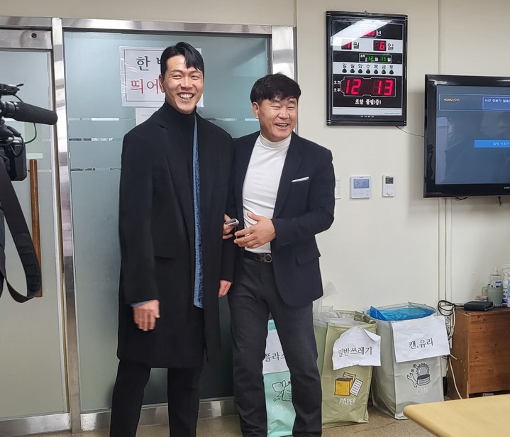 [전주=뉴시스]이동민 기자 = 김영권 선수와 전주공고 축구팀 강원길 감독. *재판매 및 DB 금지