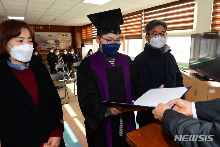 [사천=뉴시스] 차용현 기자 = 6일 오전 경남 사천시 소재 작은 섬마을 신수도의 유일한 학교 삼천포초등학교 신수도분교에서 열린 졸업식에서 마지막 졸업생 진연성 군이 졸업장을 받고 있다. 2023.01.06. con@newsis.com 