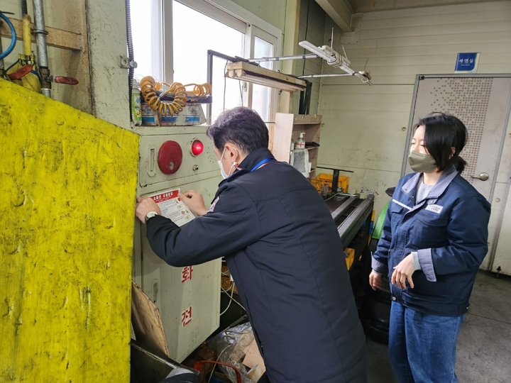 [진주=뉴시스]진주소방서, 외국어 동시표기 옥내소화전 사용설명서 스티커 부착. *재판매 및 DB 금지