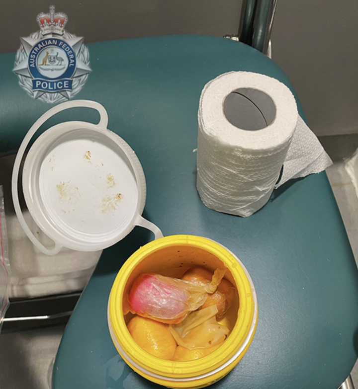 [서울=뉴시스] 한 아일랜드 남성이 '킨더' 초콜릿 캡슐에 코카인을 넣어 호주로 밀반입하려다 공항에서 적발됐다고 5일(현지시간) CNN, 아이리시 타임스 등 외신이 보도했다. <출처 : ABF 홈페이지 캡처> 2023.01.06. *재판매 및 DB 금지