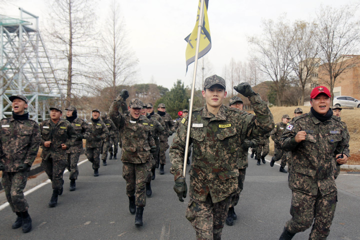 [진주=뉴시스] 공군 교육사령부는 병843기 기본군사훈련 수료를 시작으로 계묘년 정예 공군인 양성에 박차를 가했다.(사진은 전투뜀걸음 훈련을 진행중인 병843기 훈련병들) *재판매 및 DB 금지