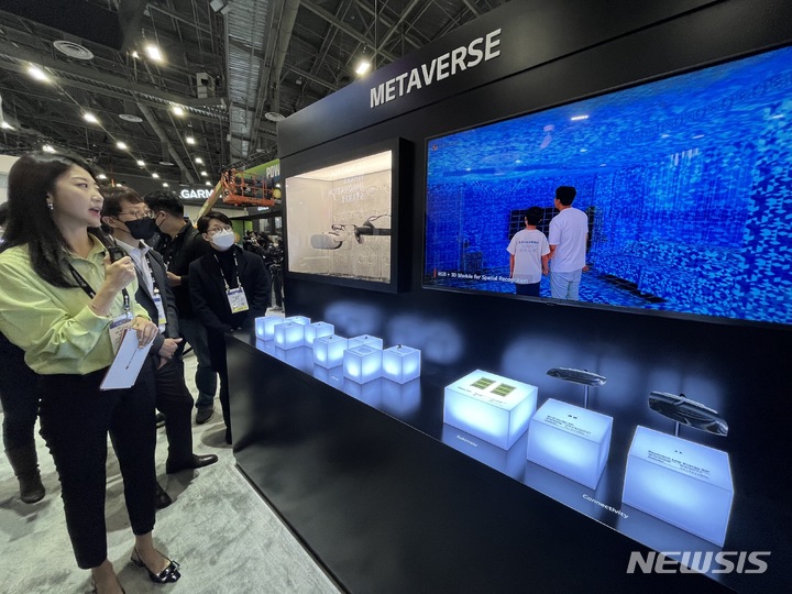 [라스베이거스=뉴시스]LG이노텍이 5~8일(현지 시간) 미국 라스베이거스에서 열리는 CES 2023에 첫 공개 전시관을 열었다. 4일 진행된 사전 부스 투어에서 전소영 LG이노텍 선임이 설명하고 있다. 2023.1.6. photo@newsis.com