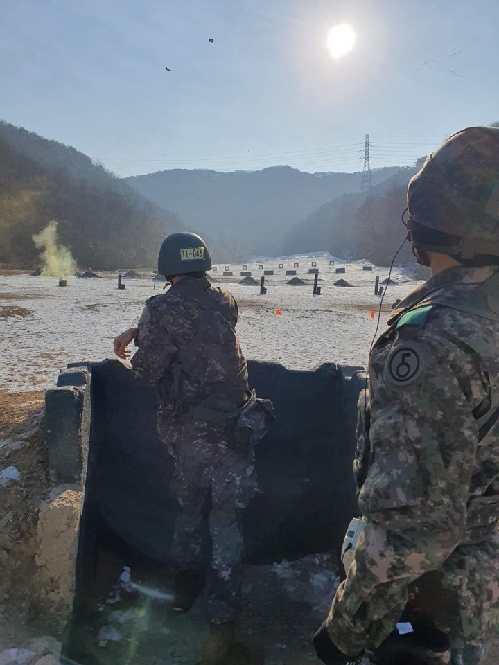 [서울=뉴시스] 수류탄 훈련을 받고 있는 진. 2023.01.06. (사진 = 더 캠프 캡처) photo@newsis.com *재판매 및 DB 금지