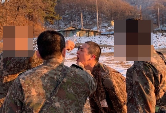 [서울=뉴시스] 화생방 훈련 받고 있는 진. 2023.01.06. (사진 = 더 캠프 캡처) photo@newsis.com *재판매 및 DB 금지