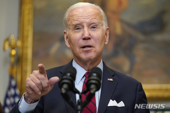[워싱턴=AP/뉴시스] 조 바이든 미국 대통령이 5일(현지시간) 백악관 루즈벨트룸에서 이민 시스템에 관해 발언하고 있다. 바이든 대통령은 코로나19 확산 방지를 명분으로 불법 이민자를 즉각 추방하도록 허용한 정책 '타이틀 42'의 확대 방침을 밝히면서 중남미 4개국 국민의 합법적 이민을 위해 매월 3만 명을 수용하겠다고 약속했다. 2023.01.06. 