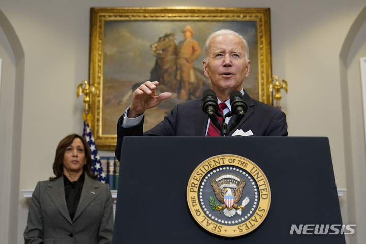 [워싱턴=AP/뉴시스] 조 바이든 미국 대통령이 2023년 1월 5일 백악관 루즈벨트룸에서 이민 시스템에 관해 발언하고 있다. 바이든 대통령은 중남미 4개국 국민의 합법적 이민을 위해 매월 3만 명을 수용하겠다고 약속했다. 2025.02.22.