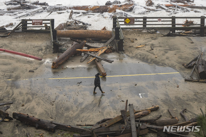 [앱토스=AP/뉴시스] 미 서부 지역을 강타한 겨울 폭풍우로 5일(현지시간) 캘리포니아주 앱토스의 씨클리프 비치 도로가 훼손돼 있다. 이번 폭풍우로 어린이 1명이 숨지고 일부 고속도로가 폐쇄됐으며 해당 지역에 대피령이 내려졌다. 2023.01.06.