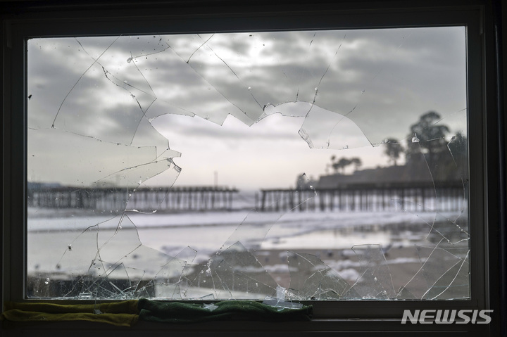 [캘리포니아=AP/뉴시스] 캘리포니아의 해변 마을인 캐피톨라에서 폭풍우로 파괴된 창문이 보이고 있다. 2023.01.05.