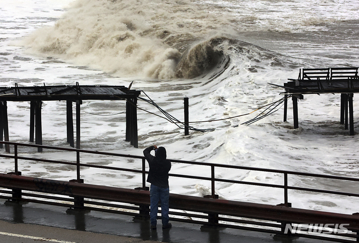 [카피톨라=AP/뉴시스] 미 서부 지역을 강타한 겨울 폭풍우로 5일(현지시간) 캘리포니아주 카피톨라 부두에 강한 파도가 들이치고 있다. 이번 폭풍우로 어린이 1명이 숨지고 일부 고속도로가 폐쇄됐으며 해당 지역에 대피령이 내려졌다. 2023.01.06.
