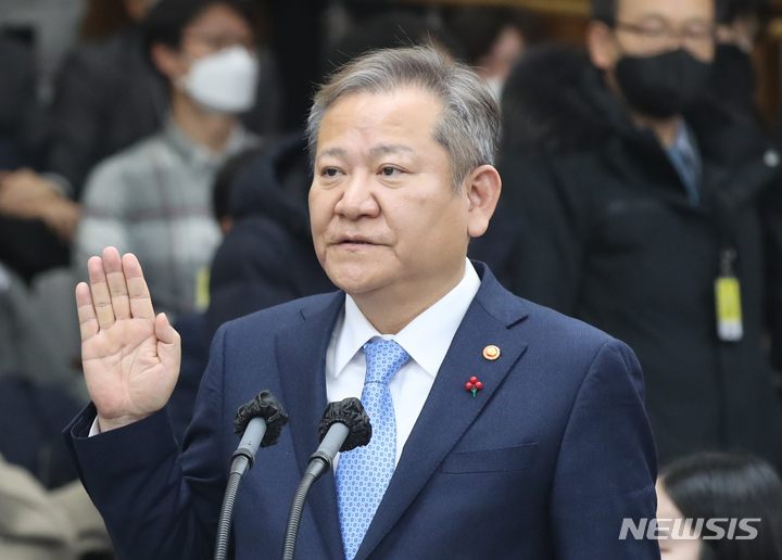 [서울=뉴시스] 고범준 기자 = 이상민(왼쪽) 행정안전부 장관이 6일 오전 서울 여의도 국회에서 열린 용산 이태원 참사 진상규명과 재발방지를 위한 국정조사 특별위원회 2차 청문회에서 대표증인으로 선서하고 있다. 2023.01.06. bjko@newsis.com