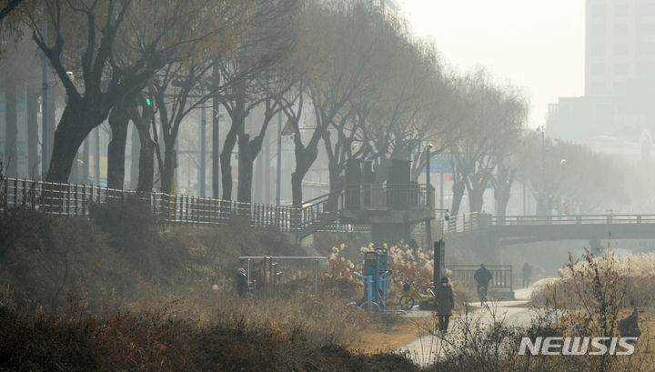 [전주=뉴시스] 김얼 기자 = 전북 전주천 일대에서 산책을 즐기는 시민들 사이로 미세먼지가 자욱하다. 2023.01.06. pmkeul@newsis.com