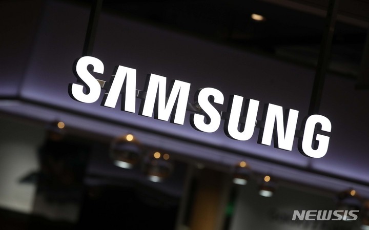 [서울=뉴시스] 김선웅 기자 = 삼성전자가 잠정 실적으로 지난해 4분기 매출 70조원, 영업이익 4조3000억원을 달성했다고 밝혔다. 매출은 전년 대비 8.6% 줄었고, 영업이익은 전년 대비 69% 감소했다. 이날 서울 서초구 삼성전자 서초사옥의 모습. 2023.01.06. mangusta@newsis.com