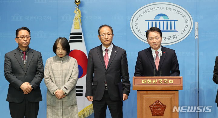 [서울=뉴시스] 전진환 기자 = 성일종(오른쪽) 국민의힘 정책위의장이 한국어린이집총연합회와 6일 오전 서울 여의도 국회 소통관에서 유보통합의 초석이 될 유치원과 어린이집 급식비 통합 촉구 성명서 발표 기자회견을 하고 있다. 2023.01.06. amin2@newsis.com