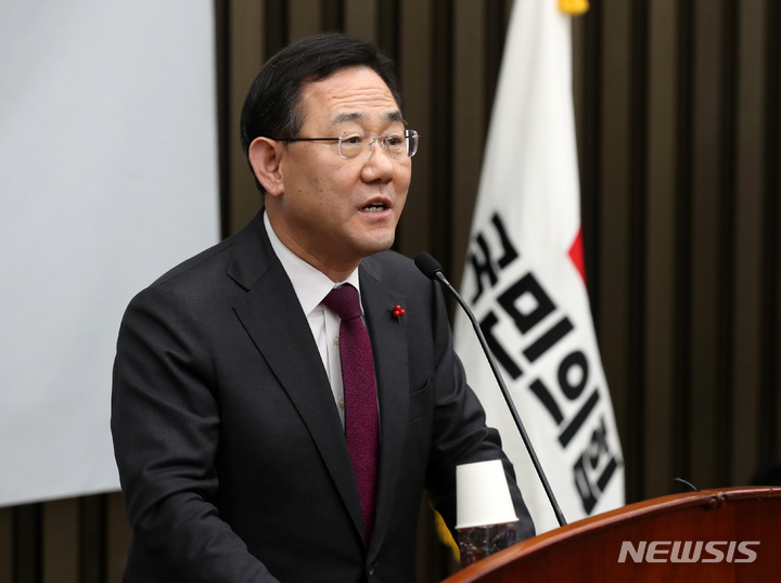 [서울=뉴시스] 고범준 기자 = 주호영 국민의힘 원내대표가 지난 6일 오후 서울 여의도 국회에서 열린 의원총회에서 발언하고 있다. 2023.01.06. bjko@newsis.com
