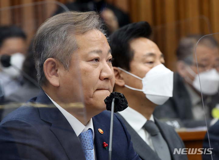 [서울=뉴시스] 고범준 기자 = 오세훈 서울시장이 6일 오전 서울 여의도 국회에서 열린 용산 이태원 참사 진상규명과 재발방지를 위한 국정조사 특별위원회 2차 청문회에서 입을 굳게 닫고 있다. 2023.01.06. bjko@newsis.com