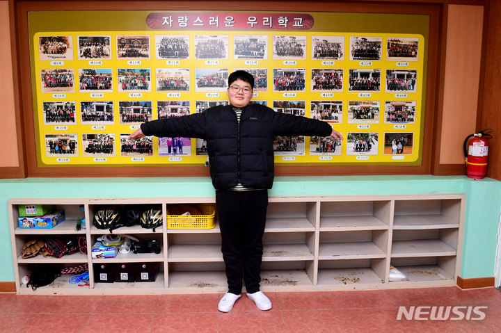 [사천=뉴시스] 차용현 기자 = 6일 오전 경남 사천시 소재 작은 섬마을 신수도의 유일한 학교 삼천포초등학교 신수도분교에서 마지막 졸업식이 열렸다. 사진은 졸업생 진연성 군이 기념촬영을 하고 있다. 2023.01.06. con@newsis.com