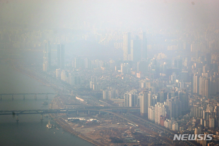 [서울=뉴시스] 백동현 기자 = 수도권 전역에 미세먼지 예비저감조치가 시행된 지난 6일 오후 서울 시내가 뿌옇다. 2023.01.06. livertrent@newsis.com