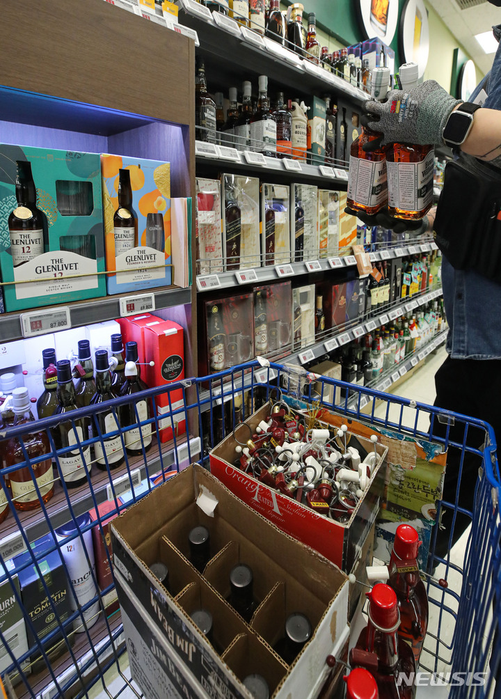 [서울=뉴시스] 권창회 기자 = 서울 시내 이마트 위스키 코너가 시민들로 붐비고 있다. kch0523@newsis.com