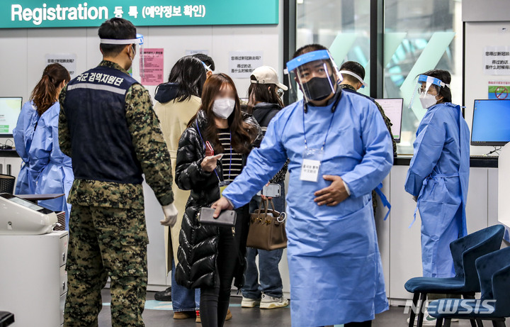 [인천공항=뉴시스] 정병혁 기자 =  중국발 입국자 코로나19 검사 의무화가 시행중인 지난 6일 오후 인천국제공항 코로나19 검사센터에서 상하이발 입국자들이 검사를 위해 대기하고 있다. 2023.01.16. jhope@newsis.com