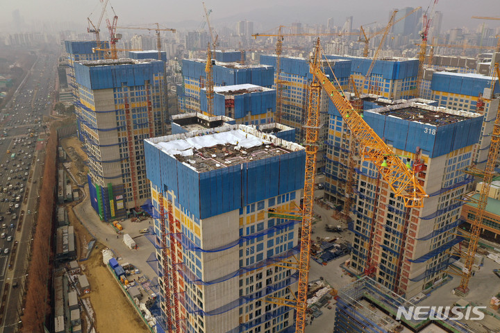 [서울=뉴시스] 백동현 기자 = 6일 오후 서울 강동구 둔촌주공 재건축 단지 공사가 한창이다. 지난 3일 정부가 강남3구와 용산구를 제외한 전국 모든 지역을 규제지역에서 해제시킴에 따라 분양시장 분위기가 반전되는 모습이다. 특히 서울 강동구 올림픽파크 포레온(둔촌주공 재건축)이 대표적인 수혜단지로 꼽힌다. 2023.01.06. livertrent@newsis.com