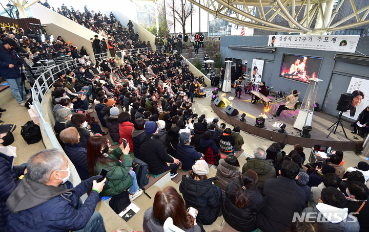 [대구=뉴시스] 대구 중구 김광석 다시그리기길 콘서트홀에서 공연이 열리고 있다. 뉴시스DB. 2023.05.23. photo@newsis.com