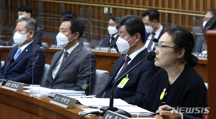 [서울=뉴시스] 전진환 기자 = 박희영(오른쪽) 용산구청장이 6일 오전 서울 여의도 국회에서 열린 용산 이태원 참사 진상 규명 및 재발 방지를 위한 국정조사특별위원회 2차 청문회에 출석해 의원 질의에 답하고 있다.  2023.01.06. amin2@newsis.com