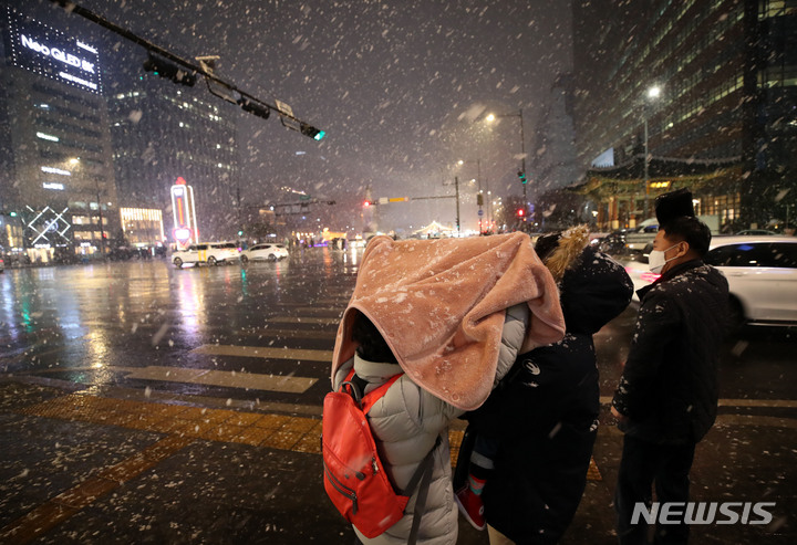 [서울=뉴시스] 조성우 기자 = 일 년 중 가장 춥다는 소한인 지난 6일 오후 서울 종로구 광화문광장 일대에 눈이 내리고 있다. 2023.01.06. xconfind@newsis.com