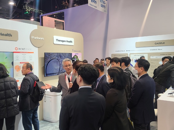 [라스베이거스=뉴시스] 동효정 기자=우웅조 롯데헬스케어 본부장이 미국 라스베이거스 컨벤션센터(LVCC)에서 개최한 세계 최대 IT·가전 전시회CES2023에서 해외 관람객들을 상대로 캐즐에 대해 설명하고 있다. 2023.01.07. vivid@newsis.com *재판매 및 DB 금지