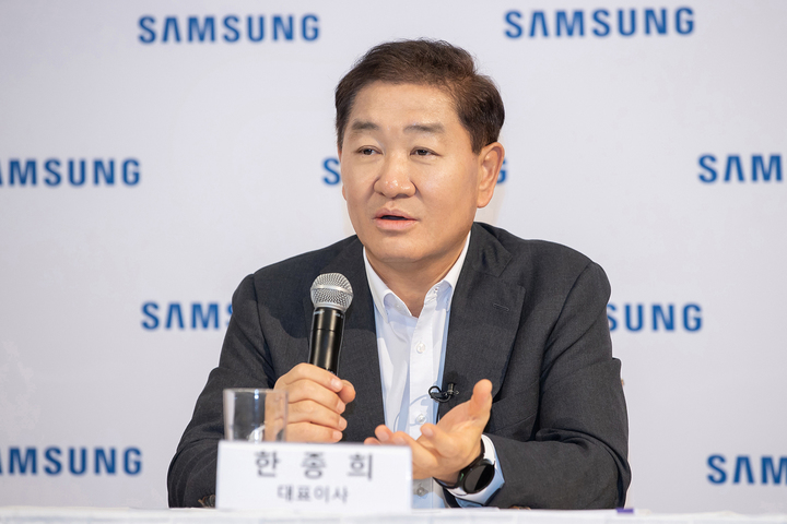 [라스베이거스=뉴시스] 삼성전자 한종희 대표이사 부회장이 6일(현지시간) 미국 라스베이거스 CES 2023현장에서 개최된 기자간담회에서 발표하고 있다. (사진=삼성전자) 2023.01.08. photo@newsis.com *재판매 및 DB 금지
