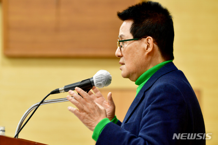 [광주=뉴시스] 이영주 기자=지난 7일 박지원 전 국가정보원장이 광주 서구 김대중컨벤션센터에서 발언하고 있다. 2023.01.07. leeyj2578@newsis.com